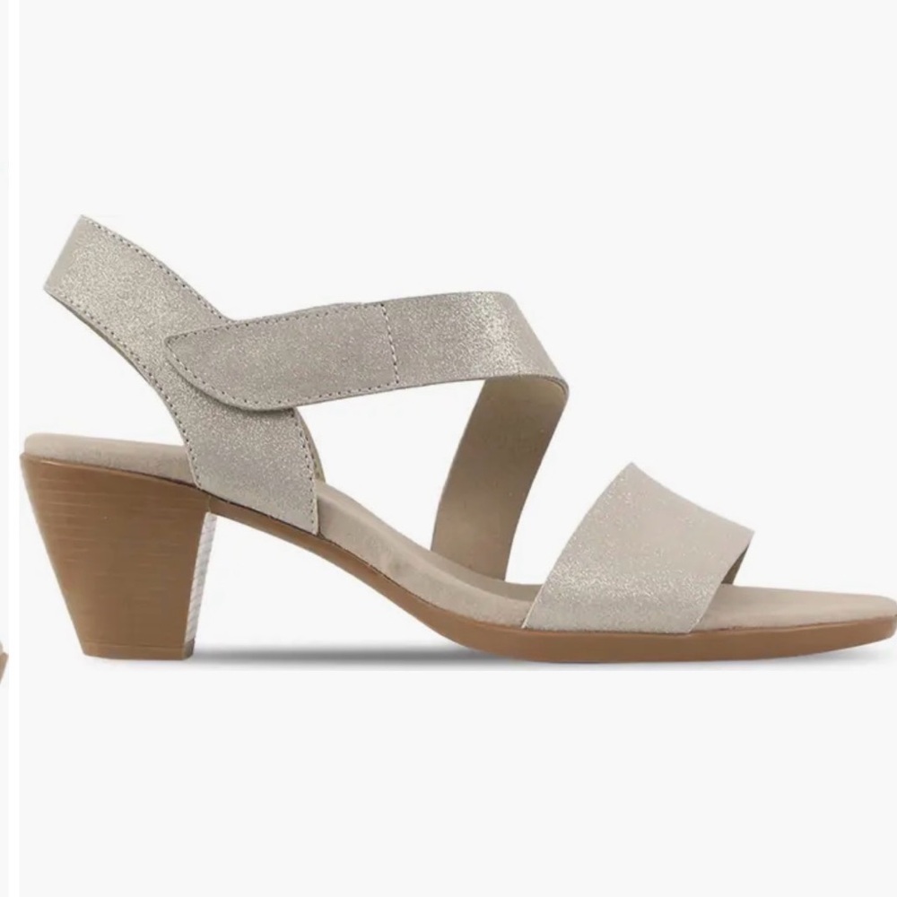 Munro Light Gold Champagne Metallic Strappy Sandal Velcro Closure Rubber Sole